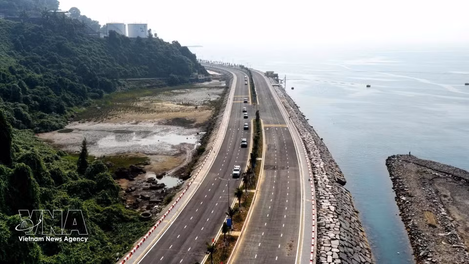 连接莲沼港的沿海道路项目于2023年9月开工建设，总投资超过1.2万亿越盾，全长近3公里，宽30米，设6车道，现已建成。图自越通社