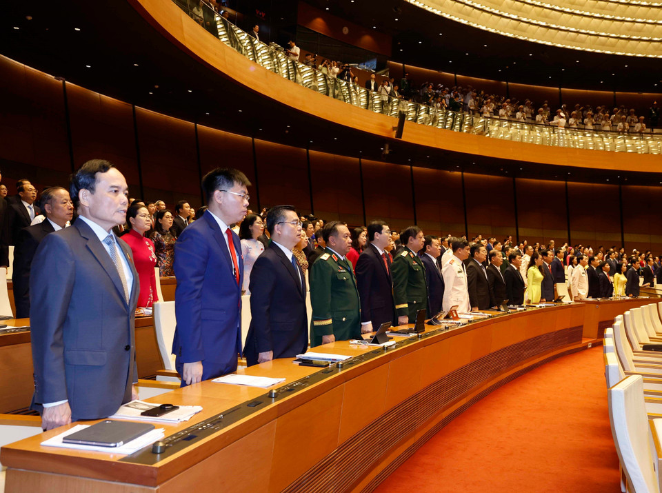 第十六届国会第一次会议召开之前举行的向国旗致敬仪式。图自越通社