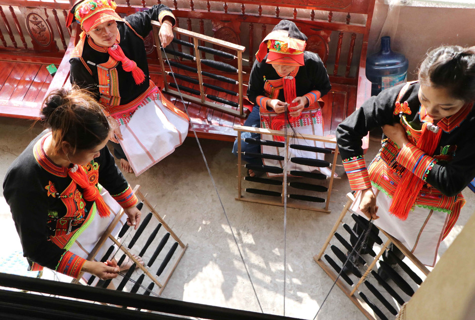 纺线工序要求高度细致和耐心，以形成完整、均匀的长纱线。图自越通社