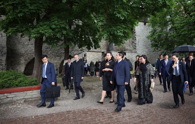 越南政府总理范明政夫妇参观塔林古城。图自 越通社