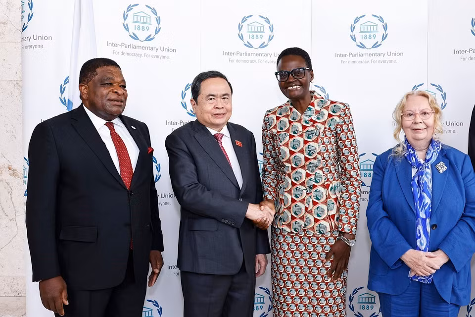 各国议会联盟（IPU）主席图利娅·阿克森（右二）和IPU秘书长马丁（最左）迎接前来出席第六次世界议长大会开幕式的越南国会主席陈青敏。图自越通社