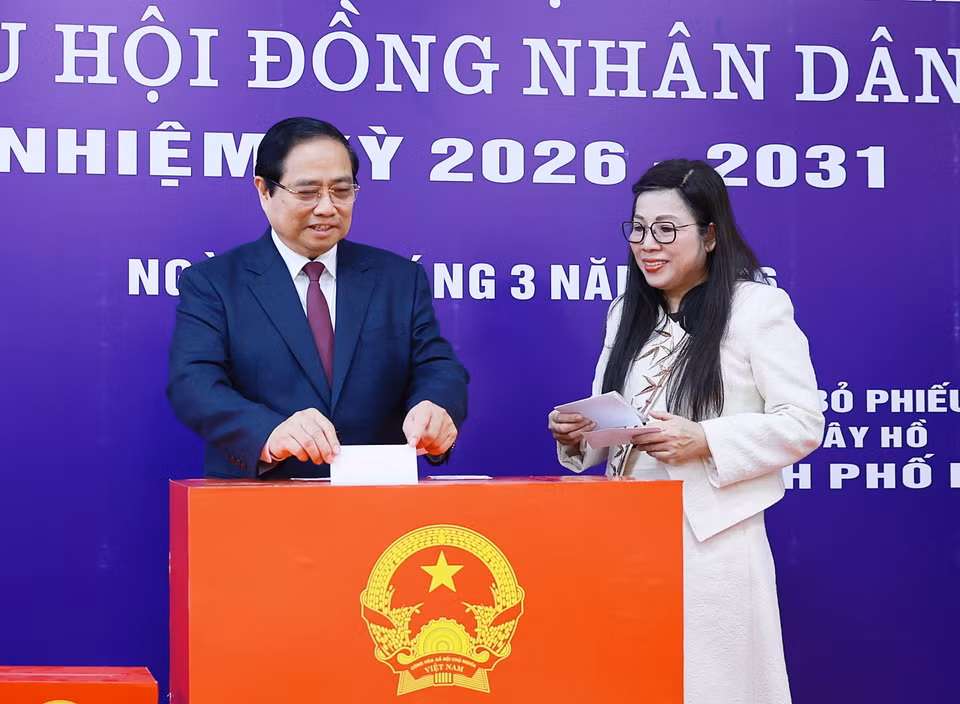 越南政府总理范明政夫妇在河内西湖坊第21号投票站行使公民选举权。图自越通社