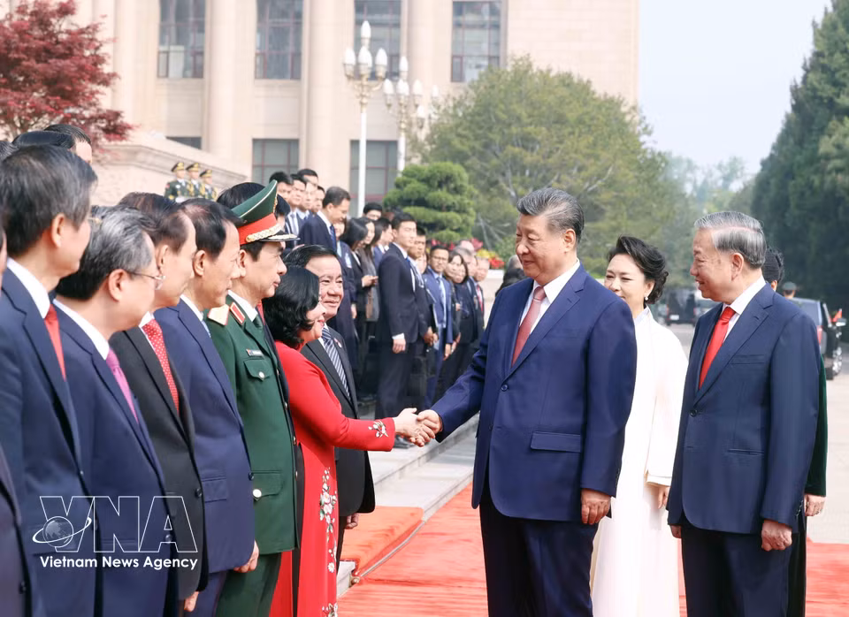 越南共产党总书记、国家主席苏林向中国共产党总书记、国家主席习近平介绍越南代表团成员。图自越通社