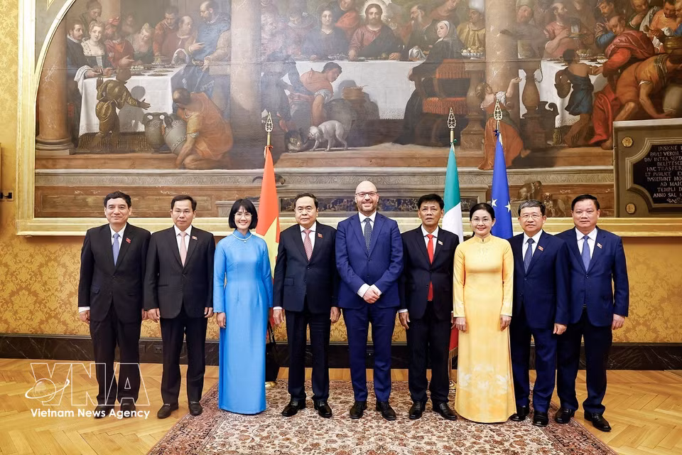越南国会主席陈清敏、意大利众议院议长洛伦佐·丰塔纳与越南代表团成员合影。图自越通社
