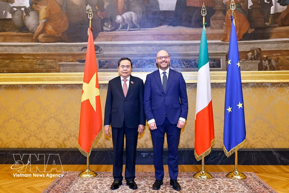 在对意大利共和国进行正式访期间，越南国会主席陈清敏在首都罗马的众议院总部与意大利众议院议长洛伦佐·丰塔纳举行会谈。图自越通社