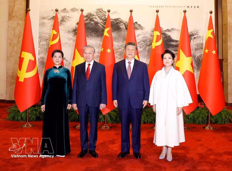 越南共产党总书记、国家主席苏林与夫人和中国共产党总书记、国家主席习近平与夫人合影。图自越通社