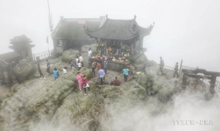 安子历史与名胜区内铜寺宛如“云中隐现”的奇观。铜寺位于安子山最高峰,全铜铸造,寺庙平面为“一”字形,结构牢固,置于铜床之上,形似盛开的莲花。图自越通社