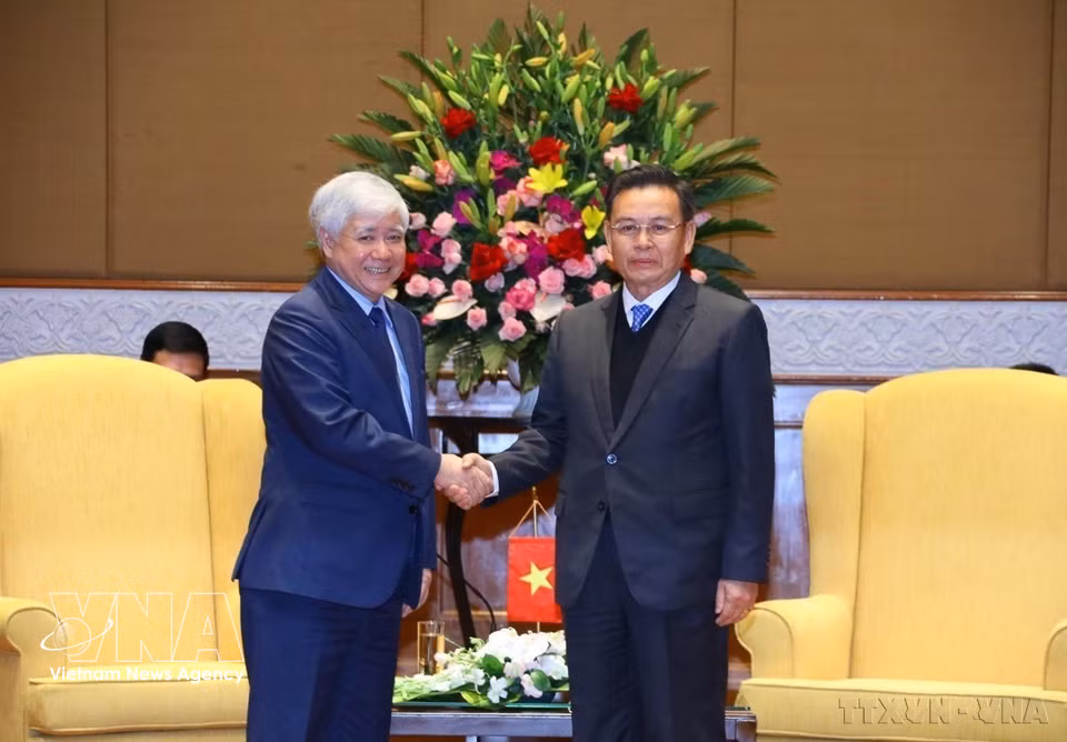 越共中央书记处书记、越南祖国阵线中央委员会主席杜文战同志会见老挝人民革命党中央政治局委员、老挝国会主席赛宋蓬·丰威汉同志。图为赛宋蓬·丰威汉同志于2021年12月7日对越南进行正式访问。 图自越通社