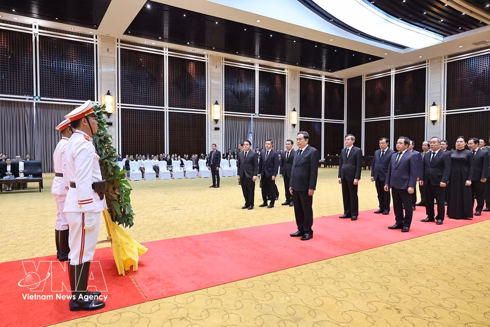 2026年8月9日，越共中央政治局委员、国会主席陈青敏率领越南党和国家高级代表团在老挝首都万象，吊唁老挝人民革命党中央政治局委员、国会主席赛宋蓬·丰威汉同志。图自越通社