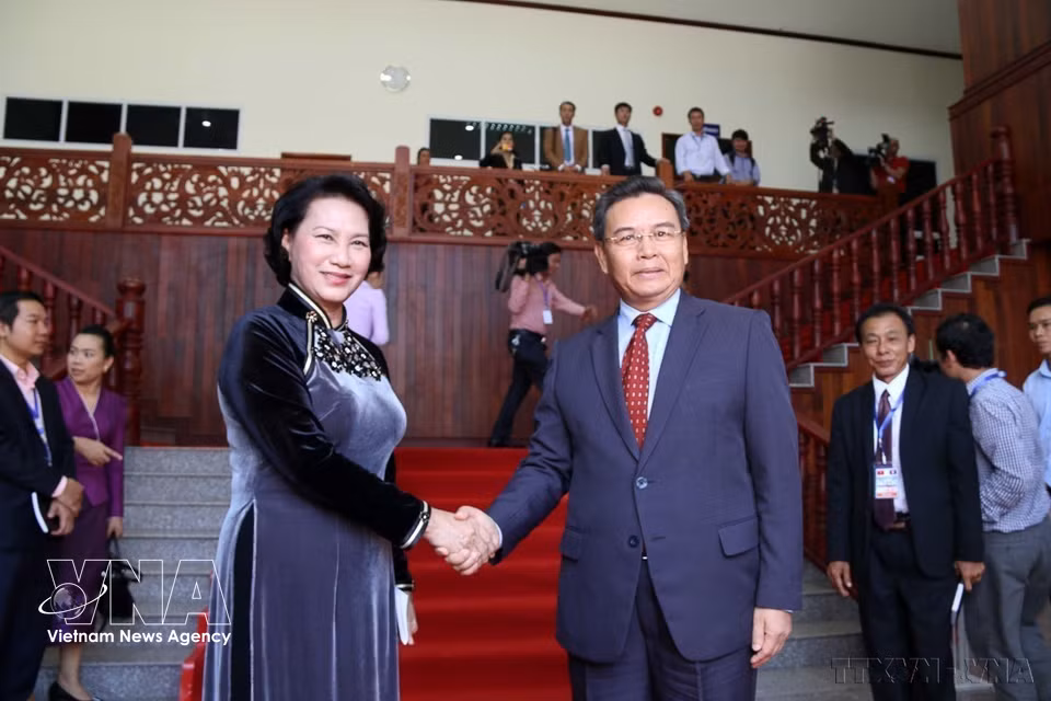 越南国会主席阮氏金银在对老挝人民民主共和国进行正式友好访问期间，于2016年9月27日上午会见老挝人民革命党中央政治局委员、老挝建国阵线中央委员会主席赛宋蓬·丰威汉同志。图自越通社