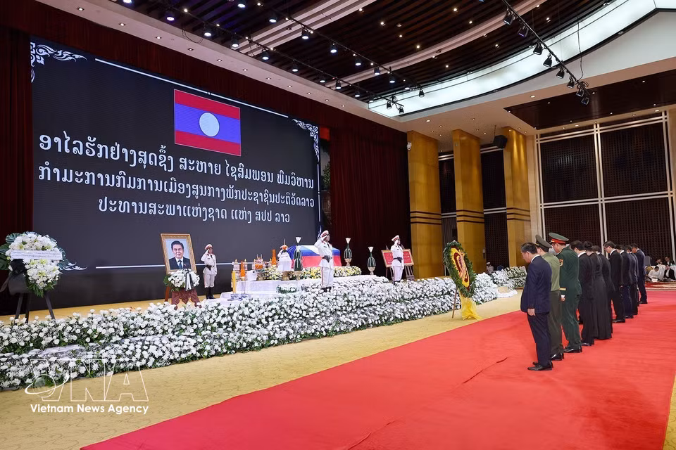 越共中央政治局委员、国会主席陈青敏率领的越南党和国家高级代表团在老挝首都万象吊唁老挝人民革命党中央政治局委员、国会主席赛宋蓬·丰威汉同志。图自越通社