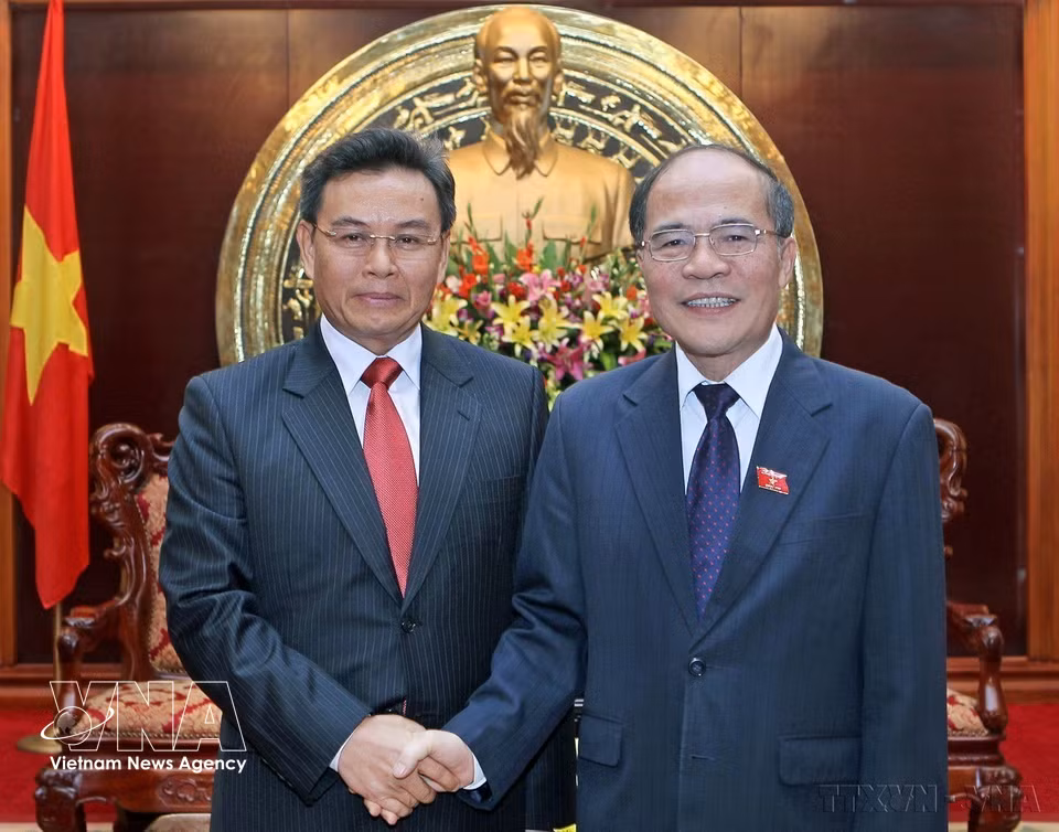2011年10月27日，越南国会主席阮生雄会见对越南进行工作访问的老挝人民民主共和国国会副主席赛宋蓬·丰威汉。图自越通社