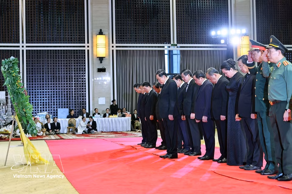 2026年8月9日，越共中央政治局委员、国会主席陈青敏率领越南党和国家高级代表团在老挝首都万象，吊唁老挝人民革命党中央政治局委员、国会主席赛宋蓬·丰威汉同志。图自越通社