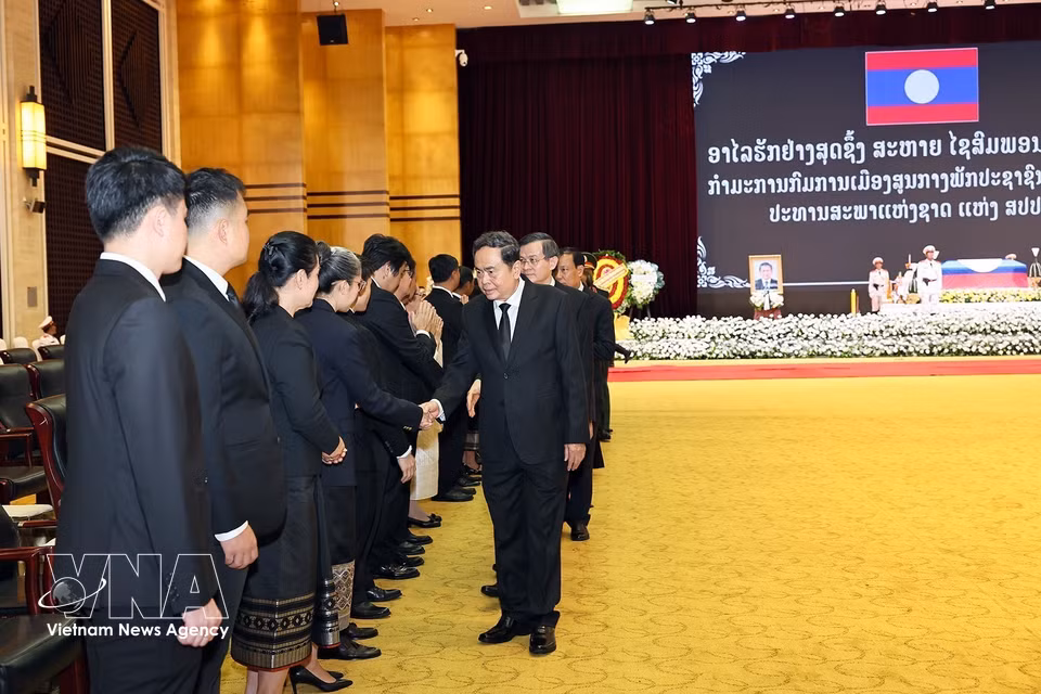 越共中央政治局委员、国会主席陈青敏率领的越南党和国家高级代表团在老挝首都万象吊唁老挝人民革命党中央政治局委员、国会主席赛宋蓬·丰威汉同志。图自越通社