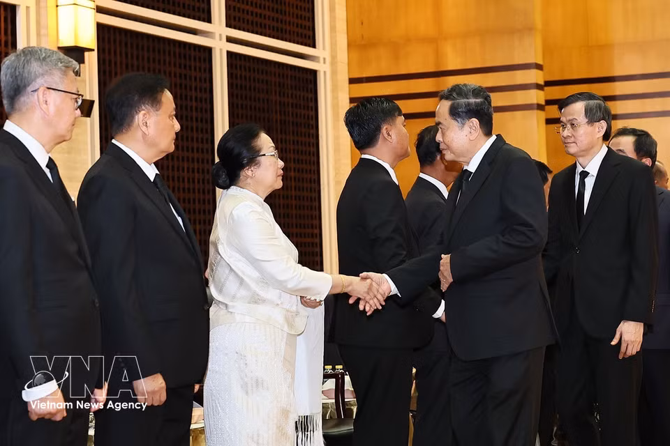 越共中央政治局委员、国会主席陈青敏率领的越南党和国家高级代表团在老挝首都万象吊唁老挝人民革命党中央政治局委员、国会主席赛宋蓬·丰威汉同志。图自越通社