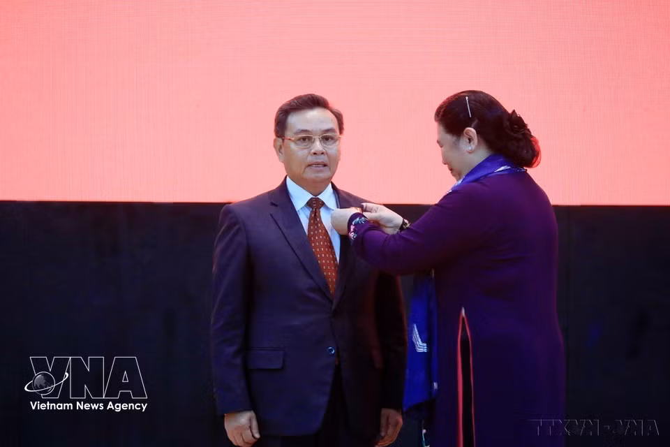 越南国会常务副主席丛氏放代表越南党和国家向老挝人民革命党中央政治局委员、老挝建国阵线中央委员会主席赛宋蓬·丰威汉授予胡志明勋章，以纪念越老两国建交55周年（1962年9月5日–2017年9月5日）和越老《友好合作条约》签署40周年（1977年7月18日–2017年7月18日）。图自越通社