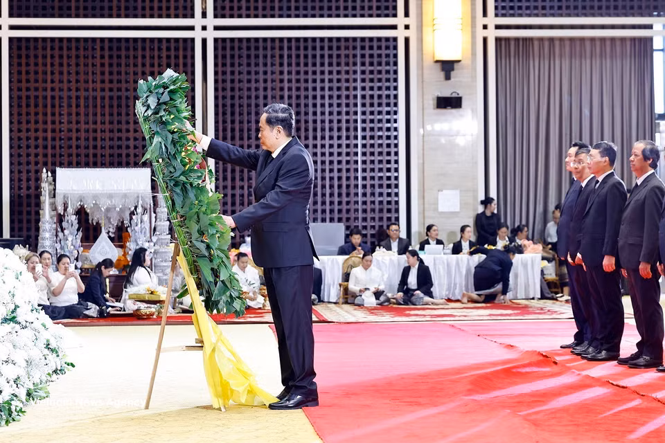 2026年8月9日，越共中央政治局委员、国会主席陈青敏率领越南党和国家高级代表团在老挝首都万象，吊唁老挝人民革命党中央政治局委员、国会主席赛宋蓬·丰威汉同志。图自越通社