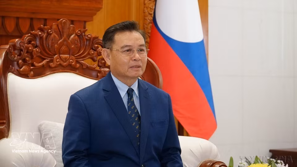 老挝国会主席赛宋蓬·丰威汉接受越通社驻老挝记者关于两国国会合作关系的采访（2022年）。图自越通社
