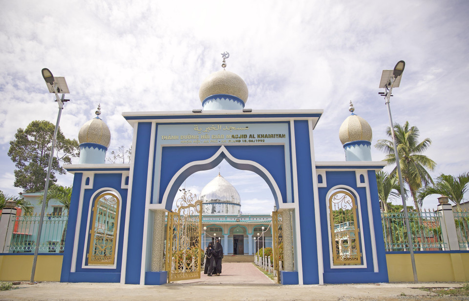 斋月期间，每个人从每天凌晨直至傍晚绝对不许吃、不许喝、不许抽烟（甚至泡澡时也不许水涨至耳朵），不许杀生，尤其是不许与人打架、吵架、闹矛盾。同时，在斋月期间也不许举行娱乐和演唱活动。图自越通社