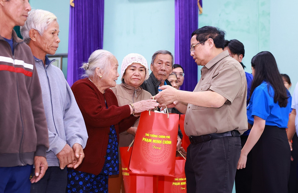 越南政府总理范明政向得乐省和盛乡富友村因暴雨洪灾导致房屋完全倒塌的家庭赠送慰问品。图自越通社