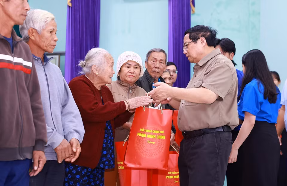 越南政府总理范明政向得乐省和盛乡富友村因暴雨洪灾导致房屋完全倒塌的家庭赠送慰问品。图自越通社