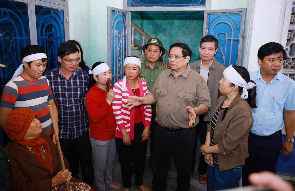 越南政府总理范明政来到得乐省和盛乡富友村，看望、慰问因暴雨洪灾而遭受重损的家庭。图自越通社