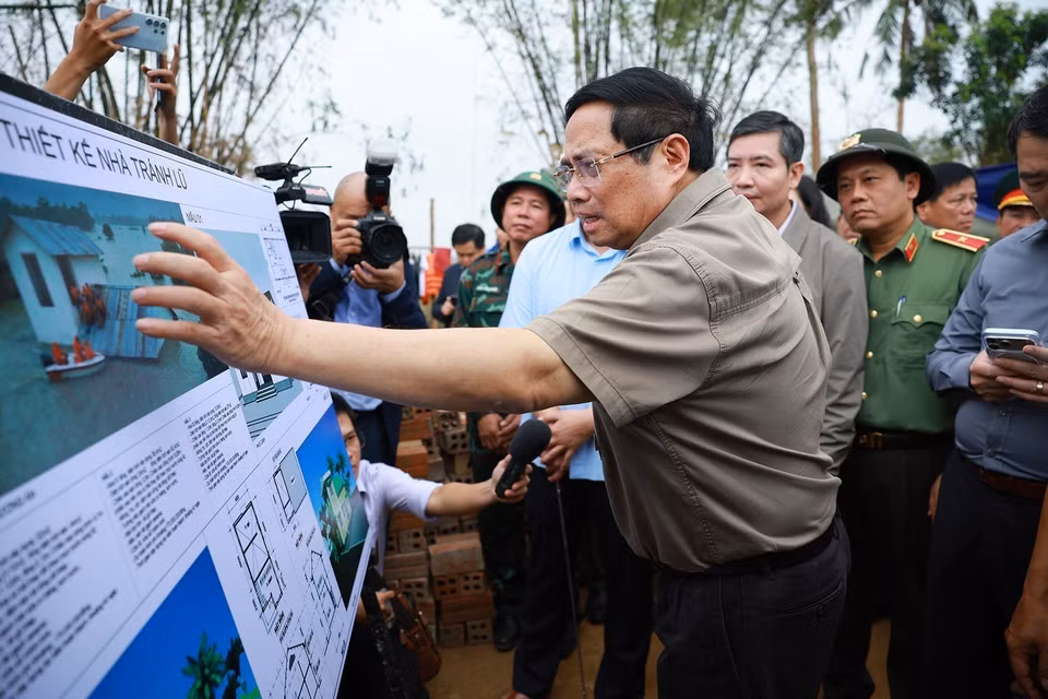 越南政府总理范明政察看为受洪水影响群众修建防洪避灾房屋的方案。图自越通社