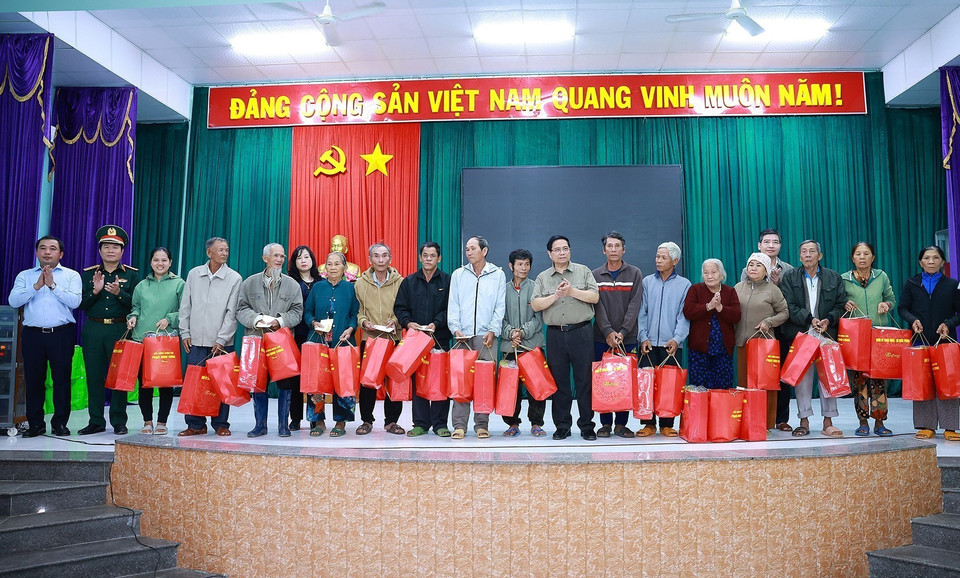 越南政府总理范明政向得乐省和盛乡富友村因暴雨洪灾导致房屋完全倒塌的家庭赠送慰问品。图自越通社