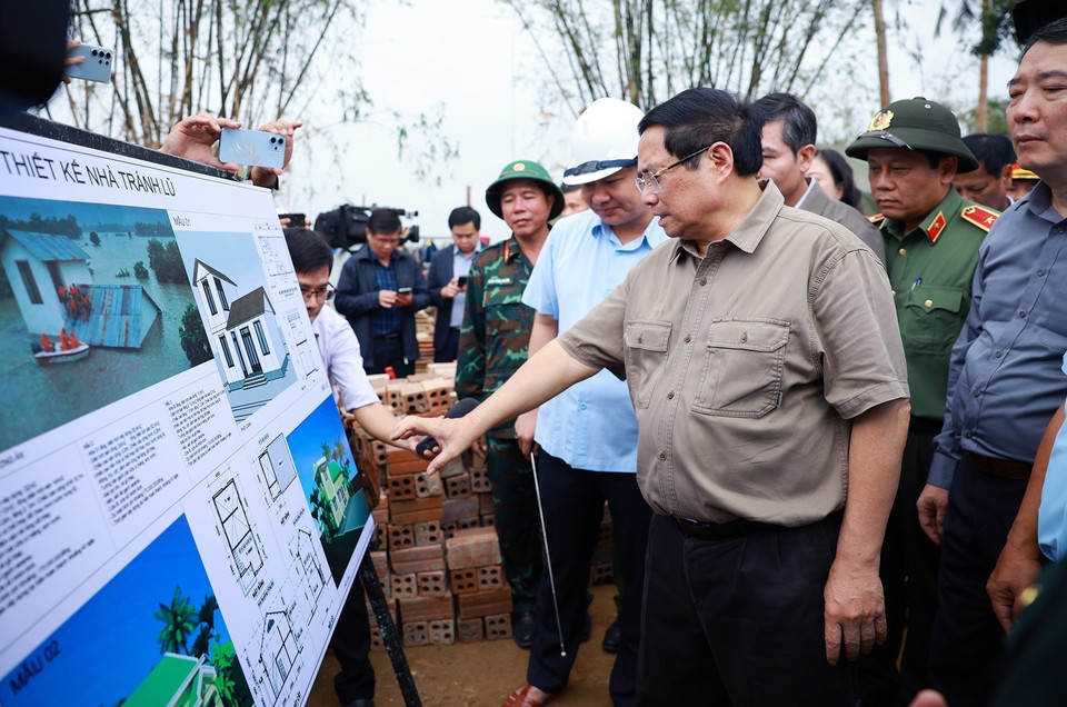 越南政府总理范明政察看为受洪水影响群众修建防洪避灾房屋的方案。图自越通社