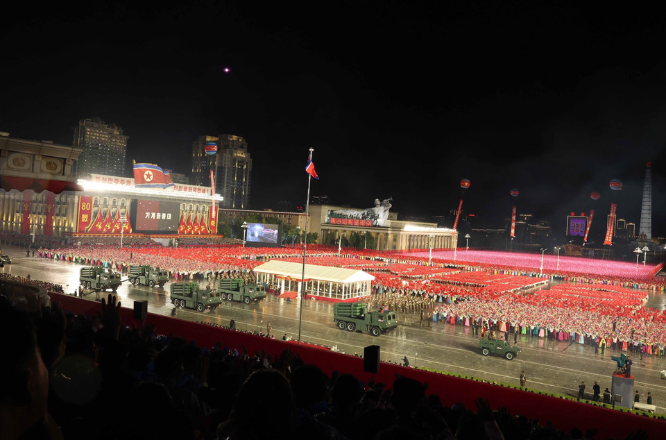 越共中央总书记苏林率越南高级代表团于当地时间10月10日晚在平壤金日成广场出席朝鲜劳动党成立80周年（1945.10.10-2025.10.10）纪念庆典。