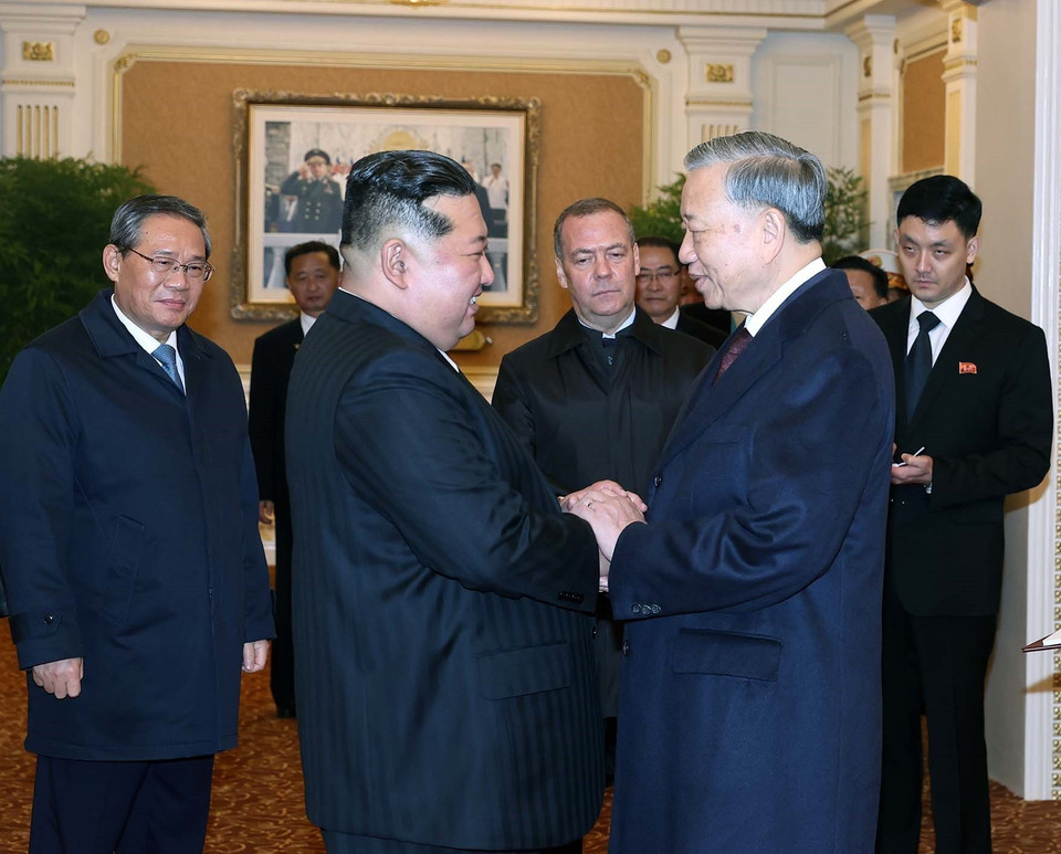 越共中央总书记苏林与朝鲜劳动党总书记、国务委员长金正恩握手。图自越通社