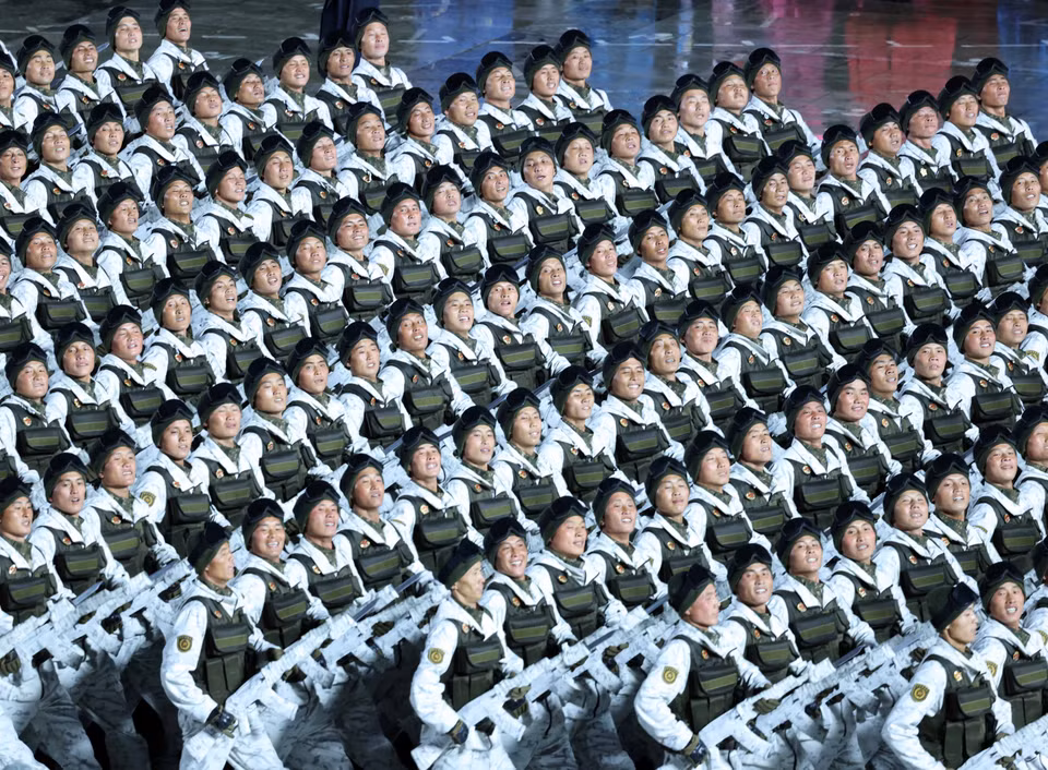 朝鲜武装力量在金日成广场举行阅兵。图自越通社