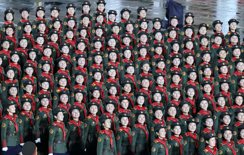 朝鲜武装力量在金日成广场举行阅兵。图自越通社