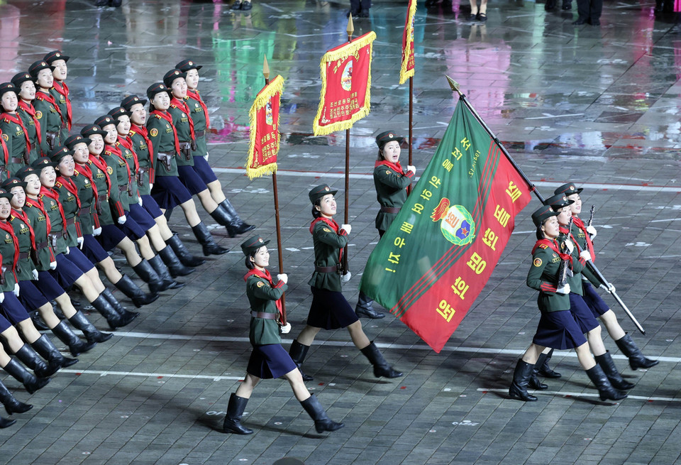 朝鲜武装力量在金日成广场举行阅兵。图自越通社