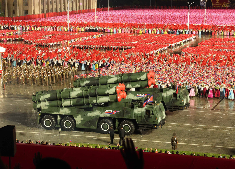 在朝鲜劳动党成立80周年阅兵仪式上展示的现代化军事装备。图自越通社