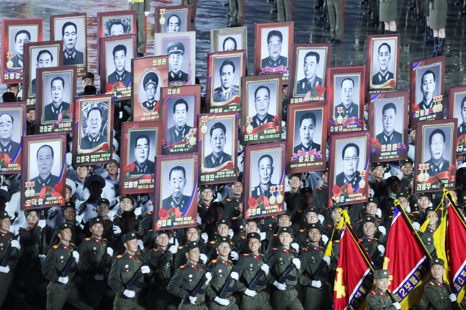 朝鲜武装力量在金日成广场举行阅兵。图自越通社