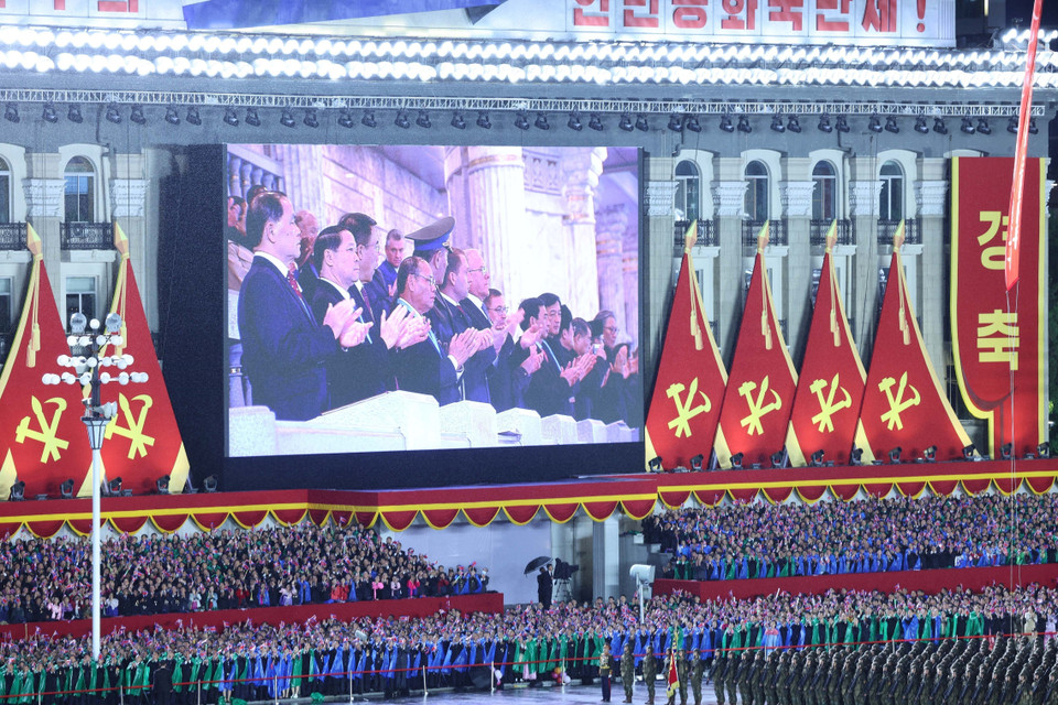 各国领导代表在平壤金日成广场出席朝鲜劳动党成立80周年（1945.10.10-2025.10.10）纪念庆典。图自越通社