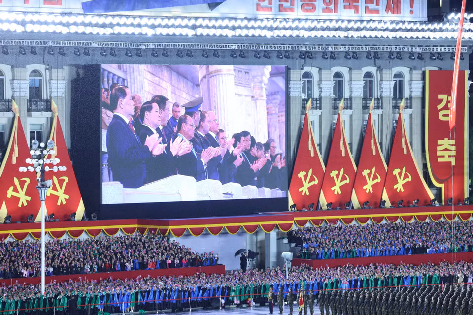 各国领导代表在平壤金日成广场出席朝鲜劳动党成立80周年（1945.10.10-2025.10.10）纪念庆典。图自越通社