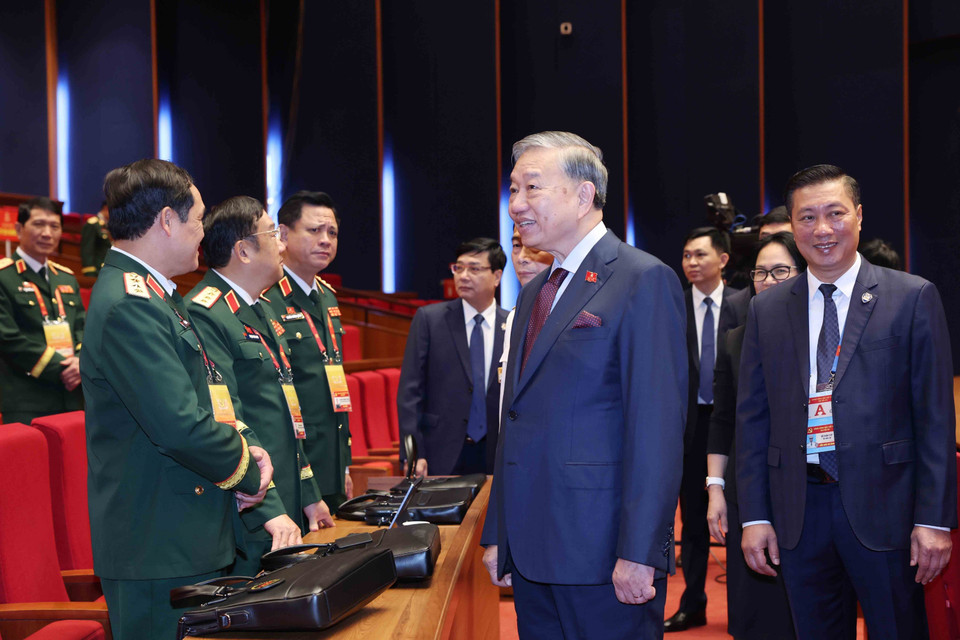 越共中央总书记苏林同党和国家领导同志以及出席越南共产党第十四次全国代表大会的代表前往河内国家会议中心出席大会预备会议。图自越通社