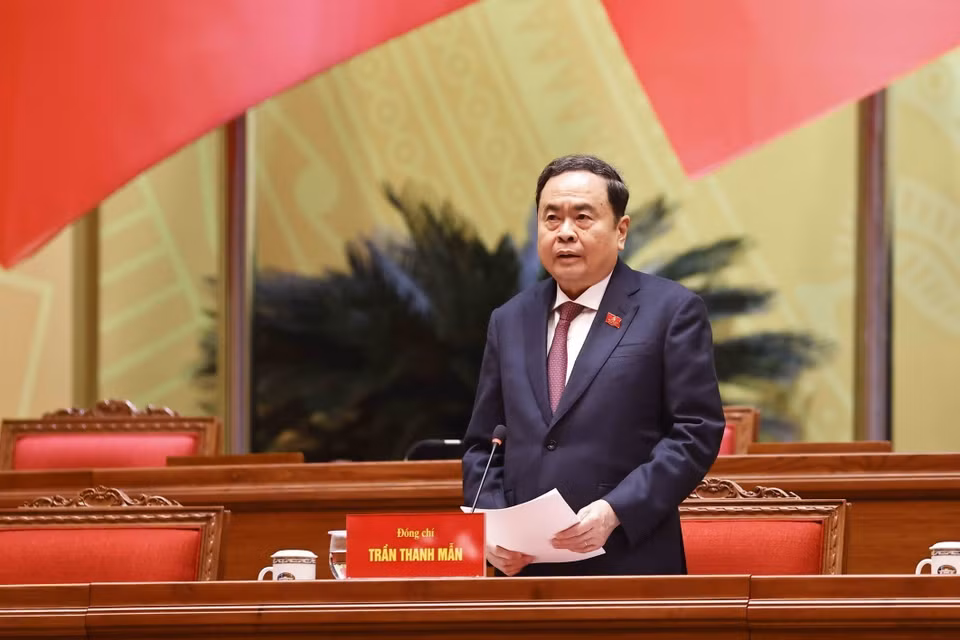 越共中央政治局委员、国会主席陈青敏主持会议。图自越通社