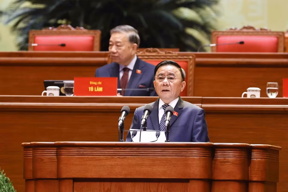 越共中央政治局委员、中央书记处常务书记陈锦绣宣读召开会议的理由，并宣布越南共产党第十四次全国代表大会预备会议开幕。图自越通社