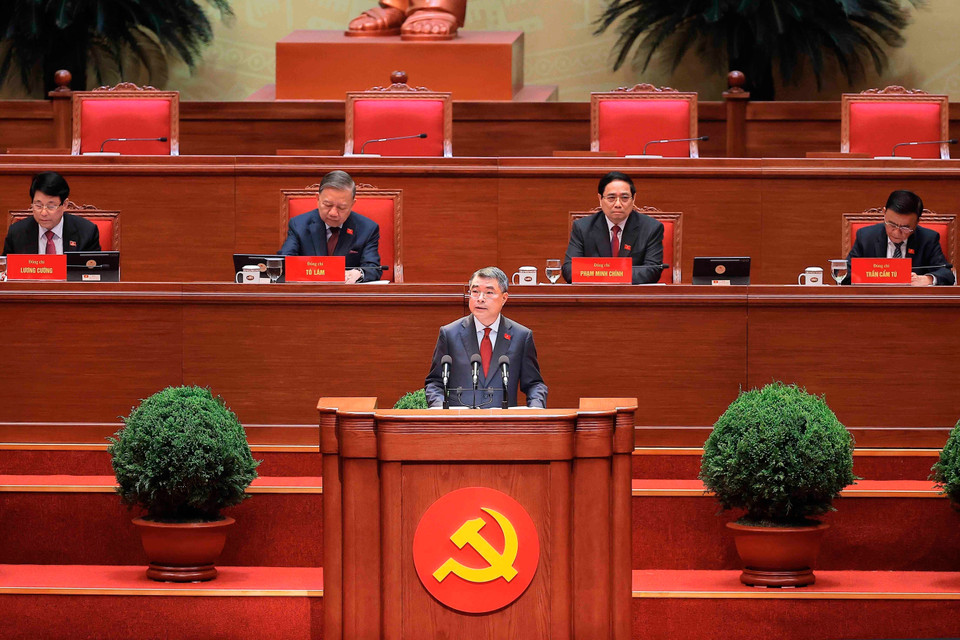 越共中央政治局委员、中央书记处书记、中央组织部部长黎明兴报告各代表团对大会工作条例提出的意见的吸纳意见情况，并宣读《大会工作条例（草案）》全文。图自越通社