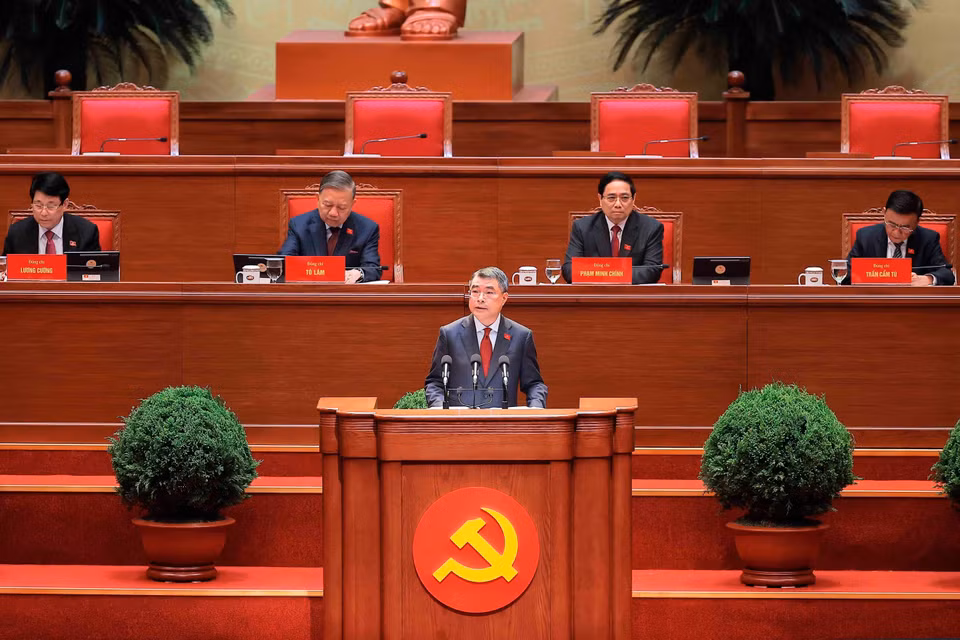 越共中央政治局委员、中央书记处书记、中央组织部部长黎明兴报告各代表团对大会工作条例提出的意见的吸纳意见情况，并宣读《大会工作条例（草案）》全文。图自越通社
