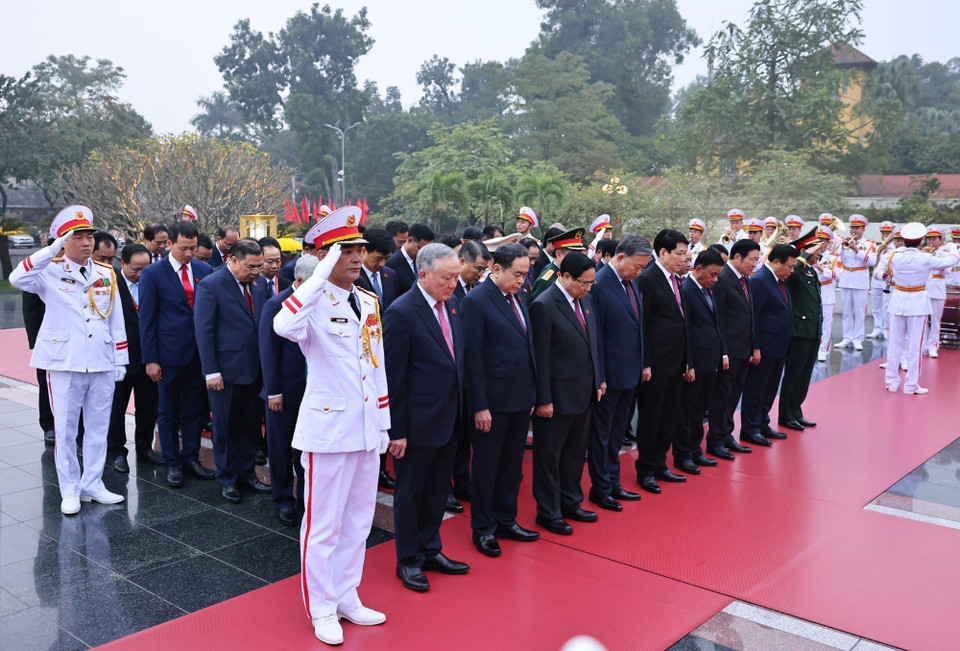 越共中央总书记苏林同党和国家领导同志以及出席越南共产党第十四次全国代表大会的代表前往胡志明主席陵敬献花圈并在北山英雄烈士纪念碑上香。图自越通社