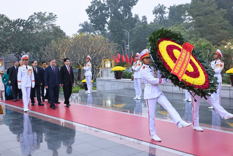 越共中央总书记苏林同党和国家领导同志以及出席越南共产党第十四次全国代表大会的代表前往胡志明主席陵敬献花圈并在北山英雄烈士纪念碑上香。图自越通社