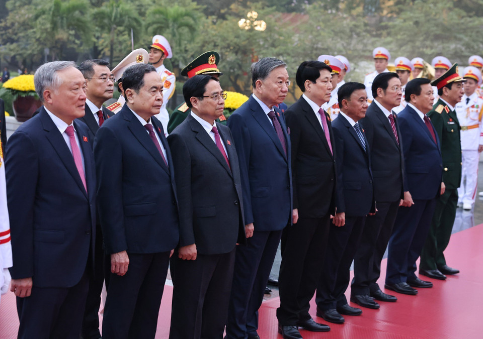 2026年1月19日上午，在前往胡志明主席陵敬献花圈并在北山英雄烈士纪念碑上香之后，越共中央总书记苏林同党和国家领导同志以及出席越南共产党第十四次全国代表大会的代表前往河内国家会议中心出席大会预备会议。图自越通社