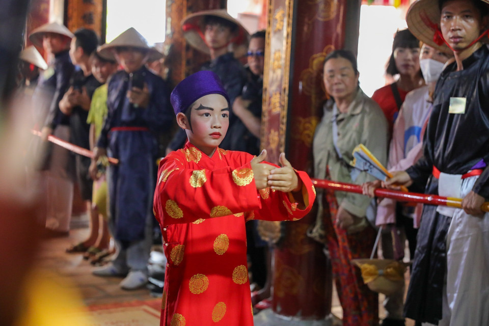 荣圣庙会是纪念越南民间信仰“四圣不死”中的荣圣的盛大庙会。其也是越南北部平原地区独一无二的盛会。图自越通社