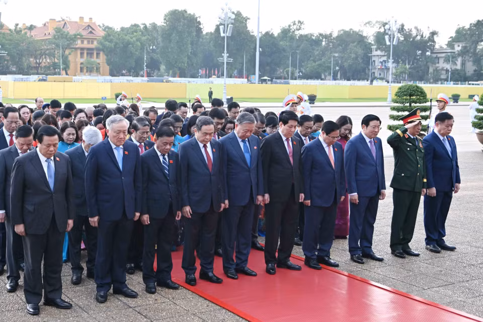 2025年10月20日上午，在第十五届国会第十次会议开幕前，越南党和国家领导人以及国会代表前往胡志明主席陵敬献花圈并瞻仰胡志明主席遗容。图自越通社