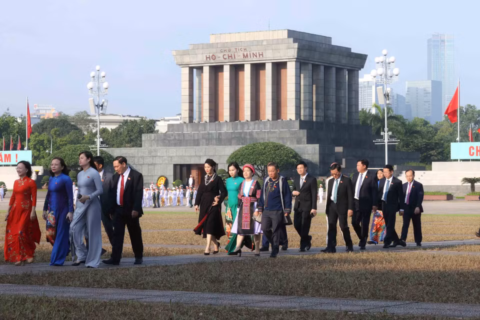 敬献仪式结束后，国会代表前往国会大厦，准备出席第十五届国会第十次会议开幕式。图自越通社
