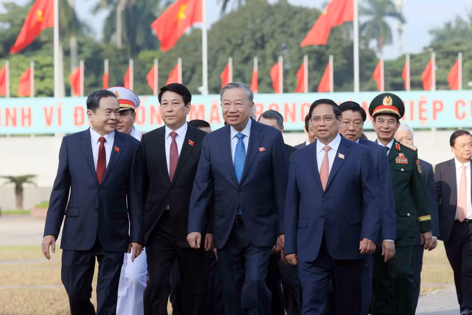 敬献仪式结束后，国会代表前往国会大厦，准备出席第十五届国会第十次会议开幕式。图自越通社